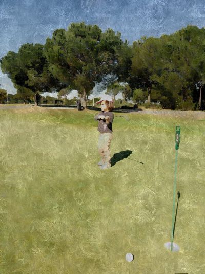 Swing niño en campo de golf